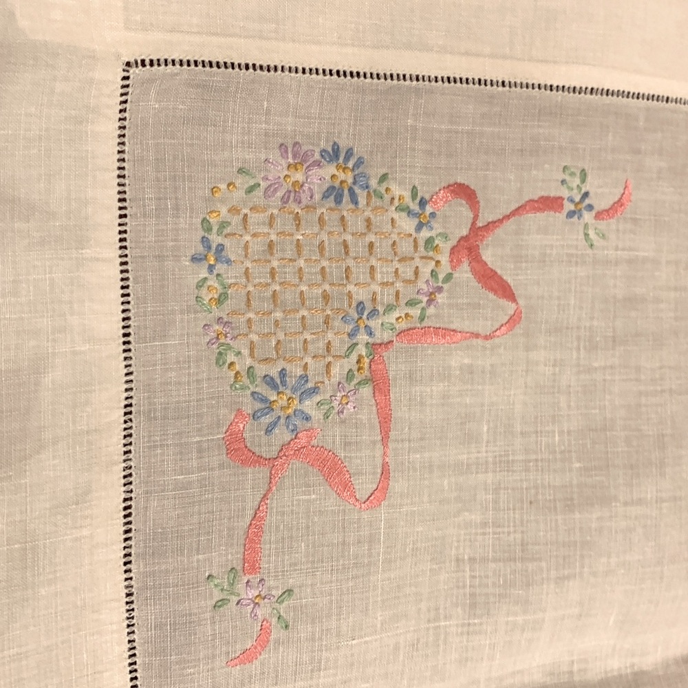 🌸 Vintage Hand-Embroidered Table Runner from Poland - Cepelia
